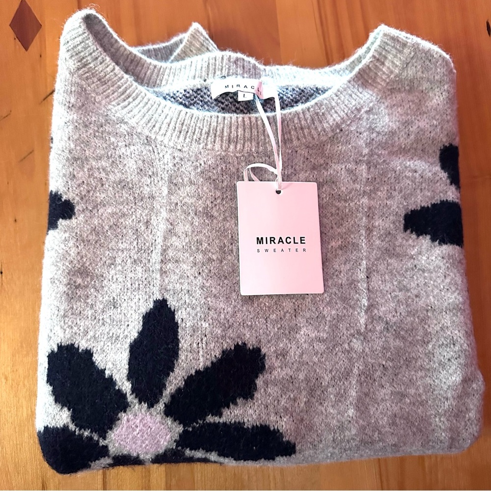 🌸NWT Grey with Flowers Miracle high/low Sweater, size Large